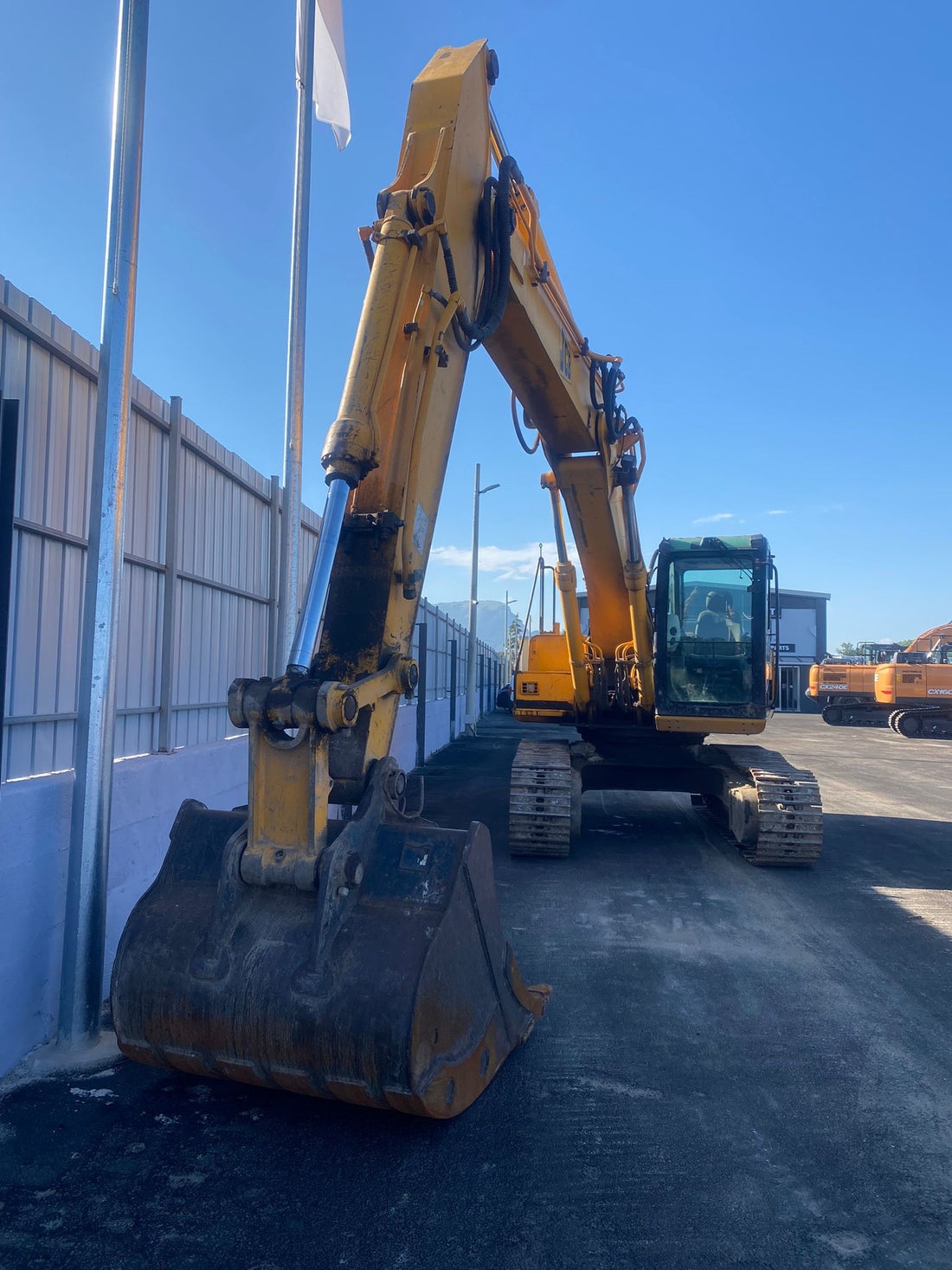 ESCAVATORE JS220N