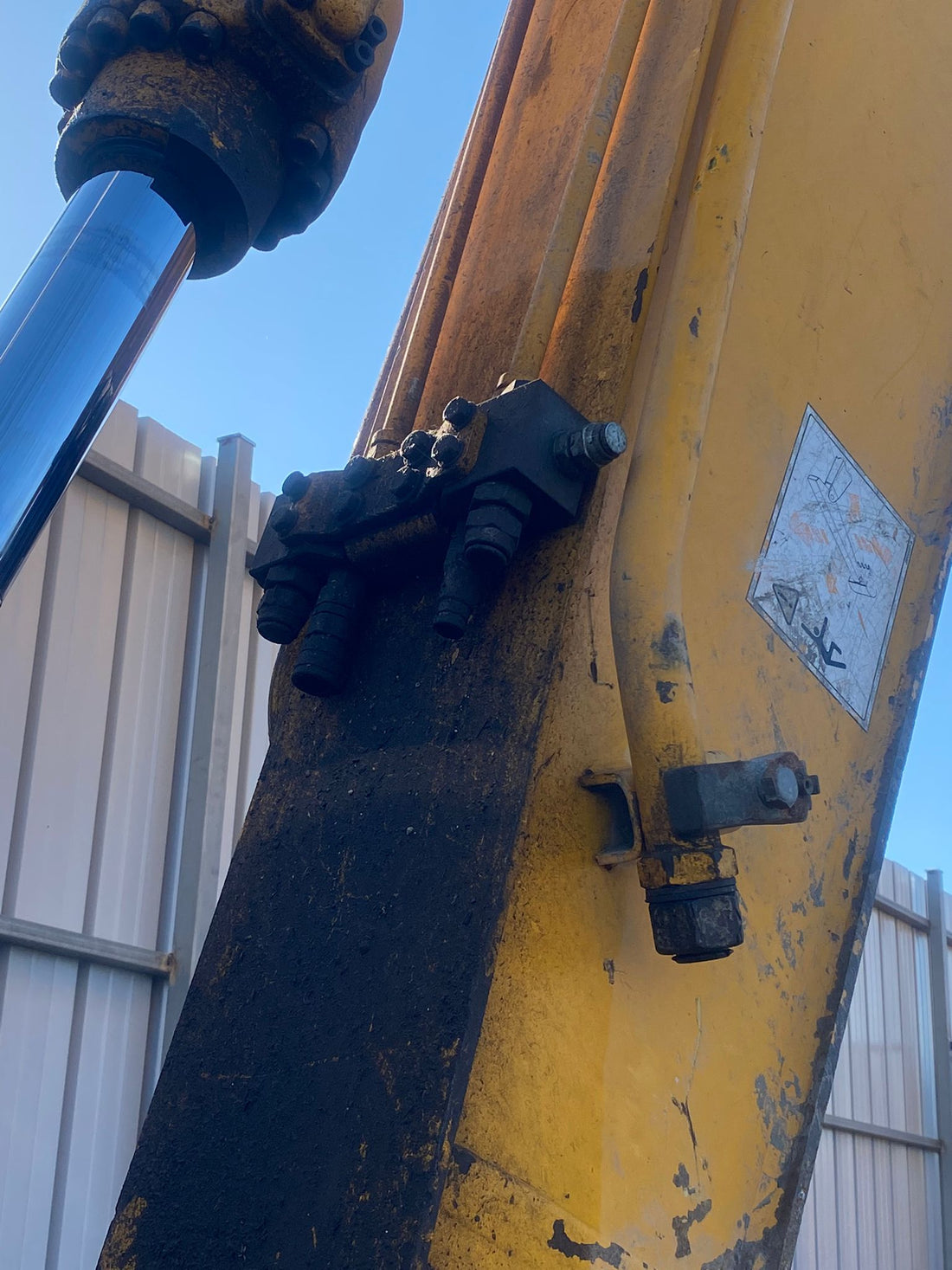 ESCAVATORE JS220N