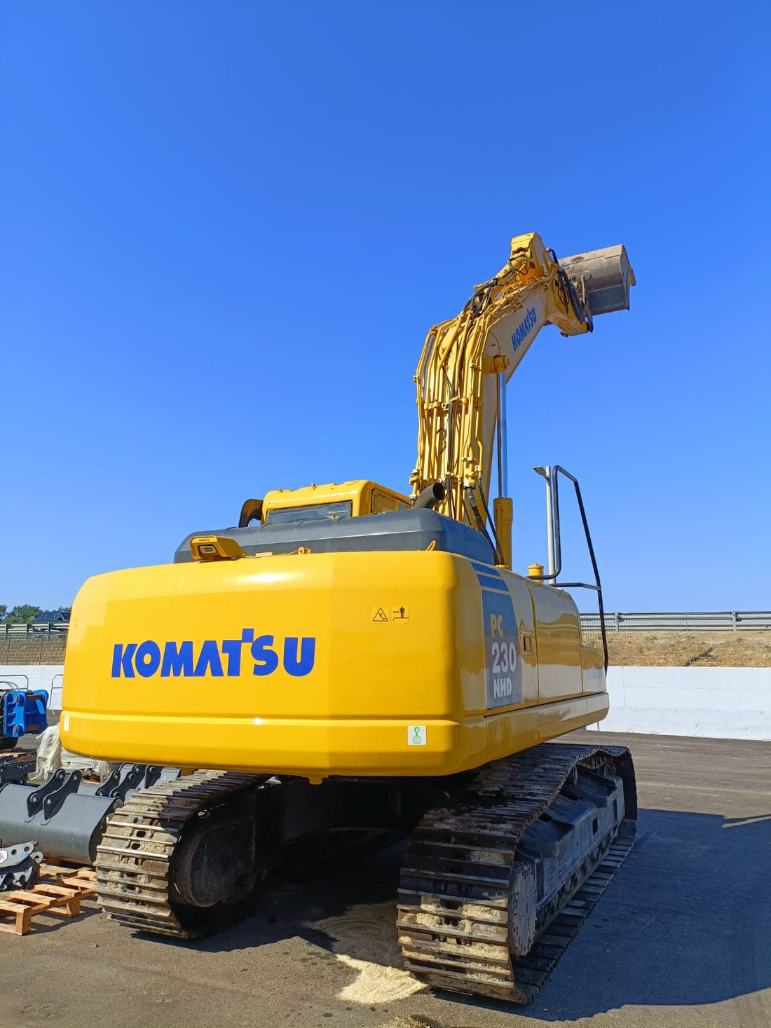 KOMATSU PC 230 NHD